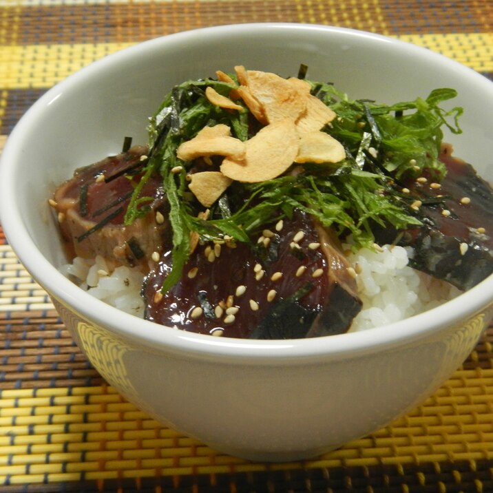 カツオのたたきで中華風漬け丼